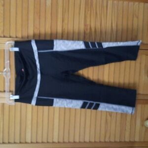 Kyopp NWT High Waist Black Gray Yoga Pocket Cropped Legging Capri Size Medium